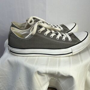 Converse Gray and White Men Size 7 Athletic Shoes Gently Worn Great Condition